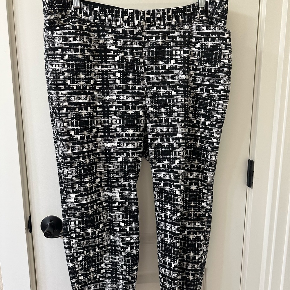 Macys Woman’s Plus size Alfani black and white pants with zipper enclosure.